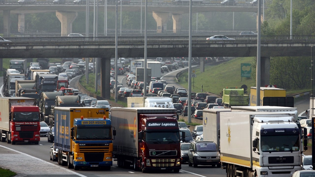 Réduire les trajets individuels en voiture, investir dans les voies navigables... Les années qui viennent devront voir des changements structurels et comportementaux importants. ©IMAGEGLOBE